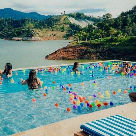 Viajero Guatape Hostel & Lake Club Exterior photo